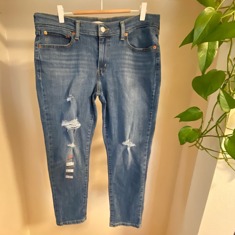 Levi’s boyfriend cut distressed denim size 31